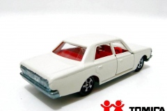 3-1-toyota-crown-white-deluxe-blk